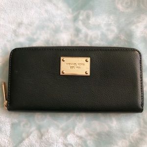 ✨ MAKE AN OFFER • Michael Kors Full Zip Wallet